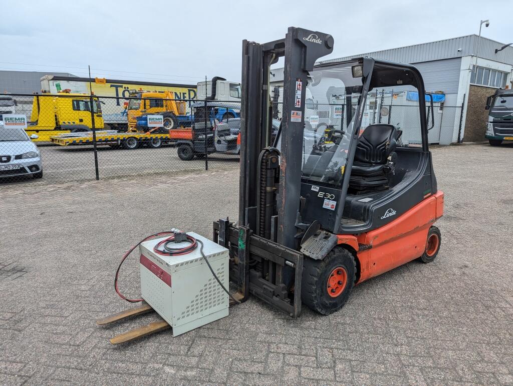 Linde E30 02 - 4058 uur - Duplex Mast - Volrubber Banden - Eurotron 80V-80A Oplader (M34) | Machines | Heftruck