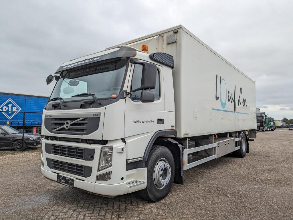Volvo FM330 4x2 Daycab Euro5 KuikenBak 8.2m + Webasto Heater + Dhollandia 2000KG (V799) | Trucks | Koel-vriestransport