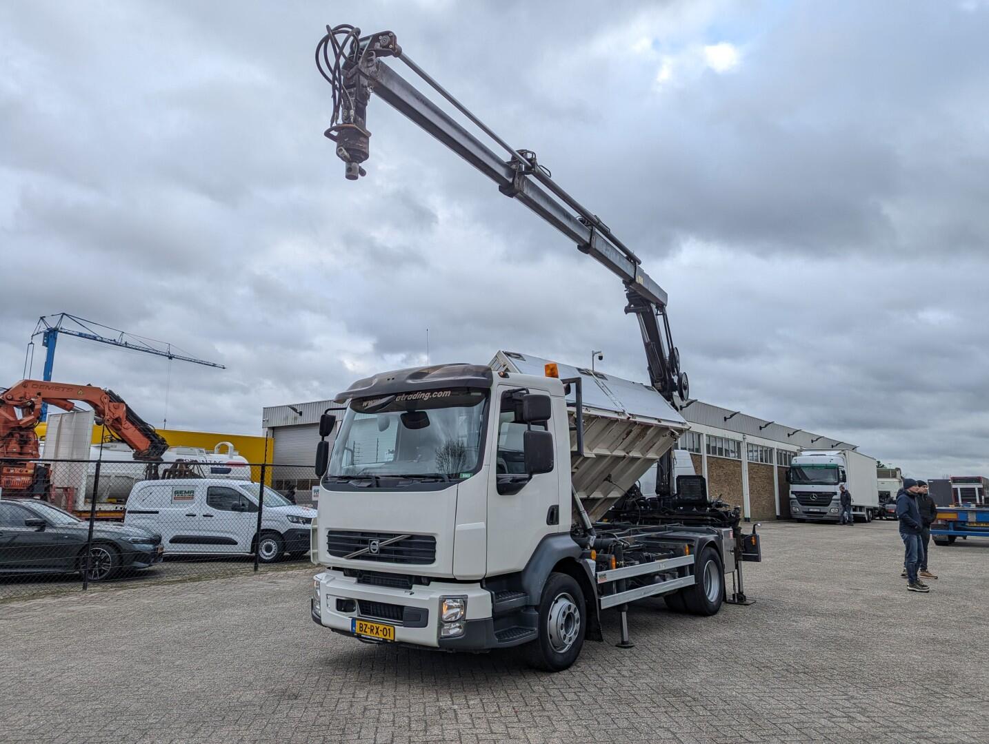 Volvo FL240 4x2 Dagcab Euro5 - 2 Zijdige Kipper + Kraan Hiab 088ES-3 HIDUO - RadioGrafisch - 39.900KM! | Vrachtwagens | Kipper