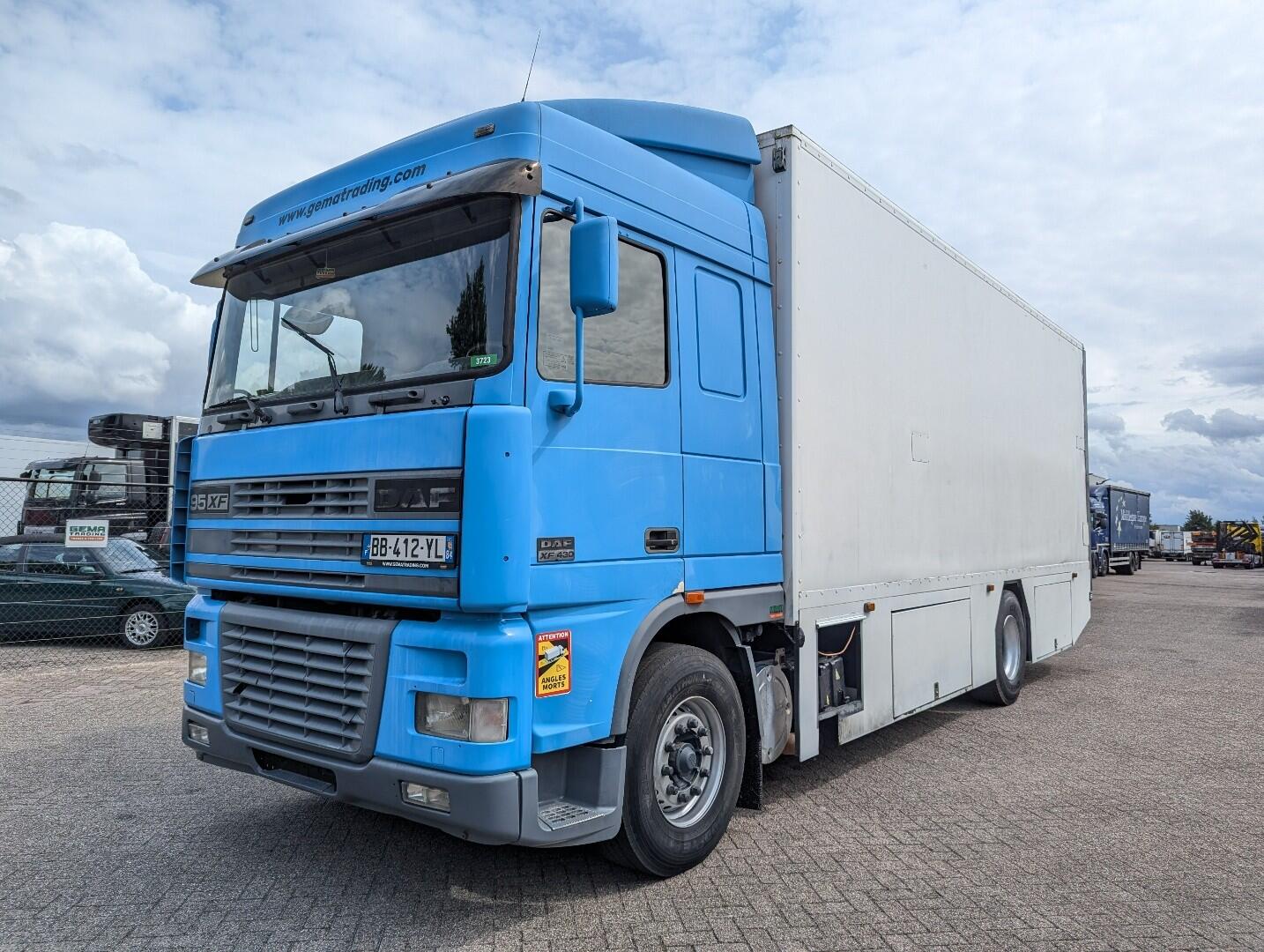 DAF XF95.430 4x2 Spacecab Euro2 - Retarder - Closed box 7.7m - Manual transmission - Catch jaw | Trucks | Gesloten bak