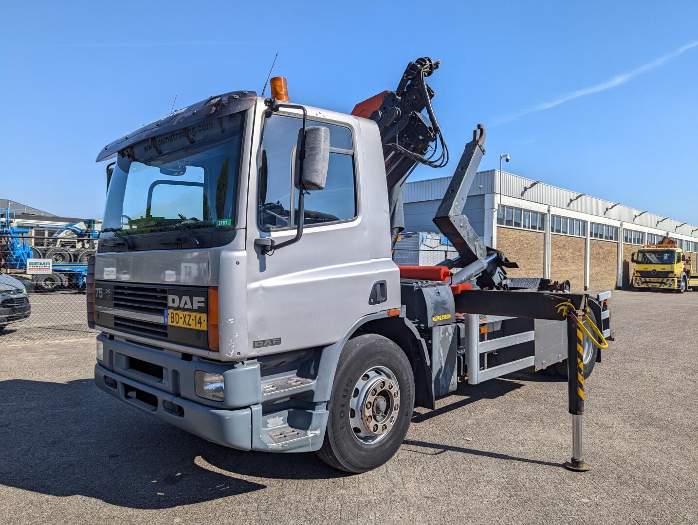 DAF 75.240 4x2 Daycab Euro1 - Hooklift 14T + Palfinger PK11000 - Remote control | Trucks | Haakarmsysteem
