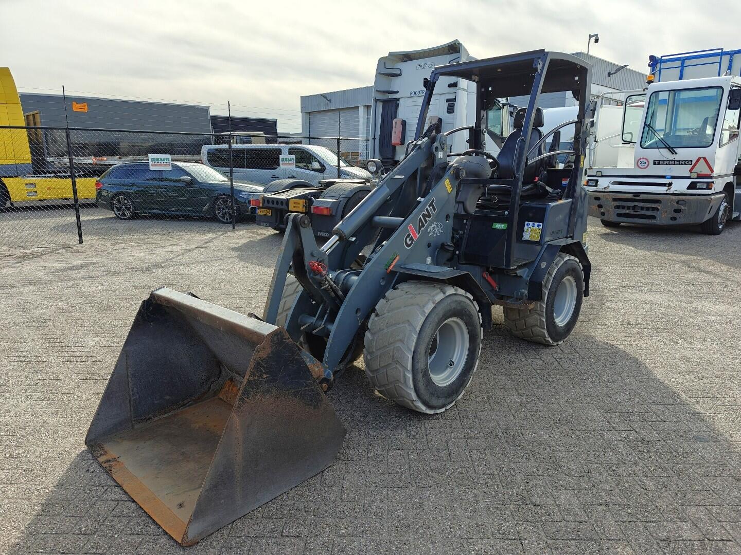 Giant V452T 3585 uren - Wiellader - Landbouw Kenteken - Vangmuil - Grondbak - Non-Marking Banden | Machines | Minilader