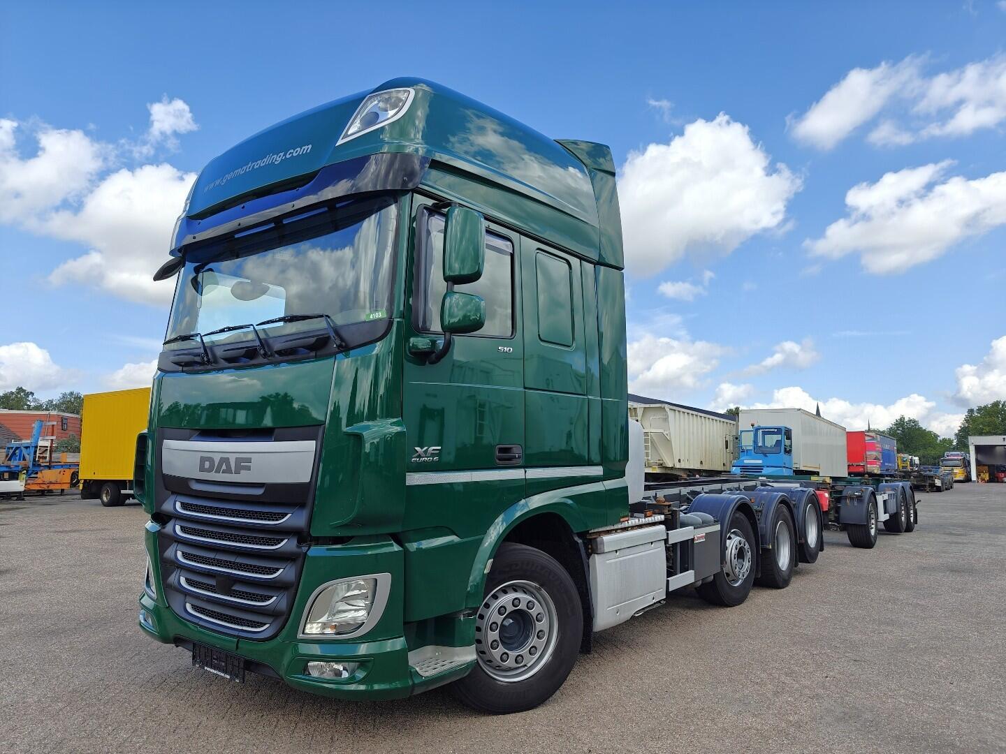 DAF XF510 8x2/4 SuperSpaceCab Euro6 - Retarder - StandAirco - 20FT ContainerCombi + 3 Assige Renders aanhanger - | Vrachtwagens | Containertransport
