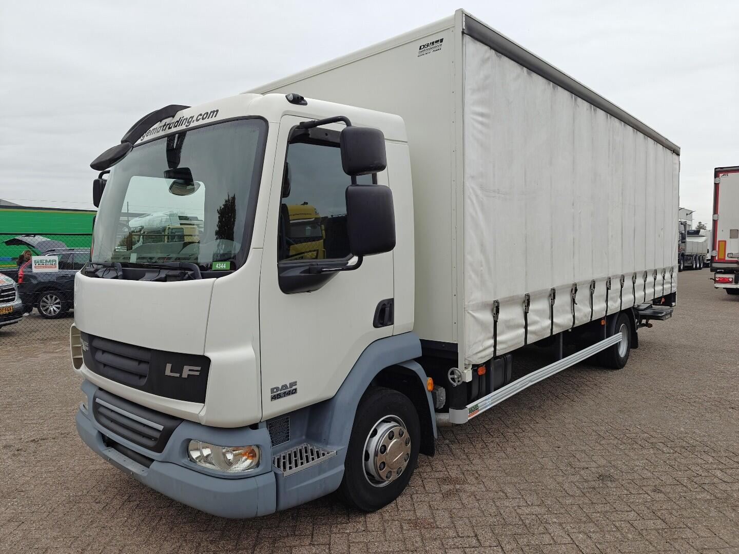 DAF FA LF45.140 4x2 Dagcab Euro4 - 12T - Schuifzeilen/Geslotenbak 6.9m + Laadklep 1500kg - 66.000km Origineel! - Handgeschakeld | Vrachtwagens | Schuifzeil