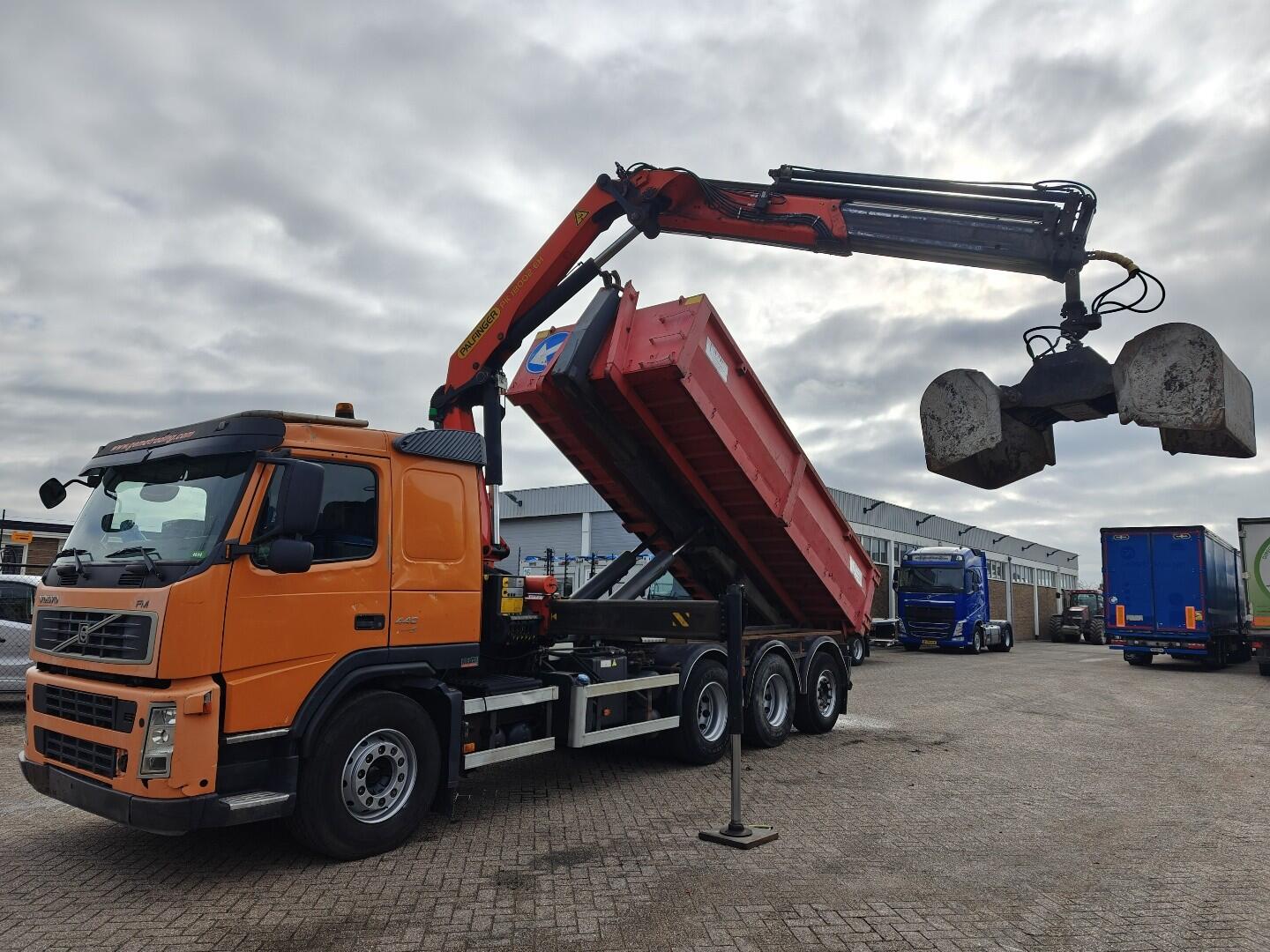 Volvo FM 440 8x4/4 Slaapcab Euro5 - VDL Haakarmsysteem + Palfinger PK18002-EH - RadioGrafisch - MotorGereviseerd! - Incl Container | Vrachtwagens | Haakarmsysteem