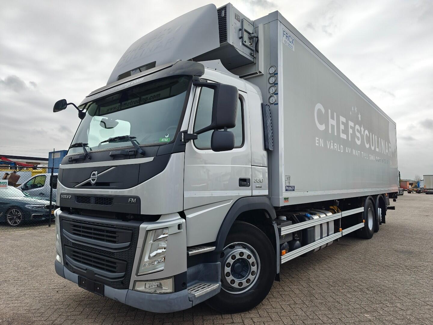 Volvo FM 330 6x2/4 Dagcab Euro6 - Koel-Vriesbak 9.8M - FrigoBlock - Laadklep 2000KG - Compartimenten | Vrachtwagens | Koel-vriestransport