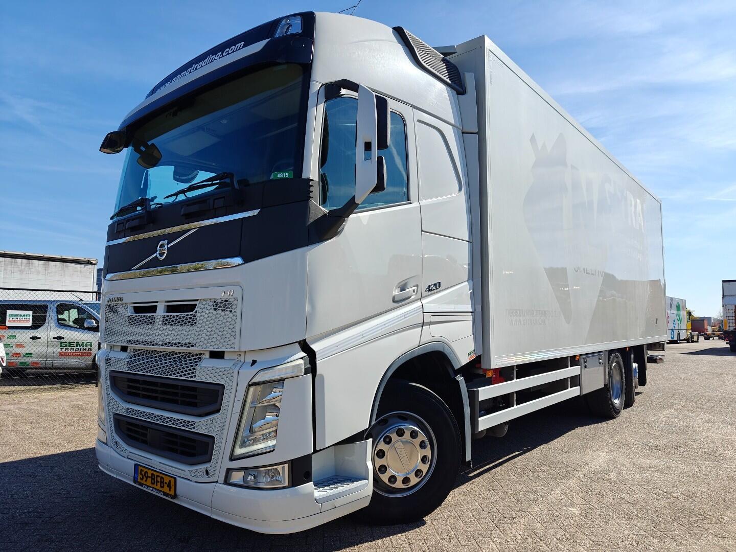 Volvo FH420 6x2/4 Globetrotter Euro6B - HertoghsBak 8.3 Meter + HH VLoer - DHollandia 2000KG - IParkCool - TOP! | Vrachtwagens | Gesloten bak