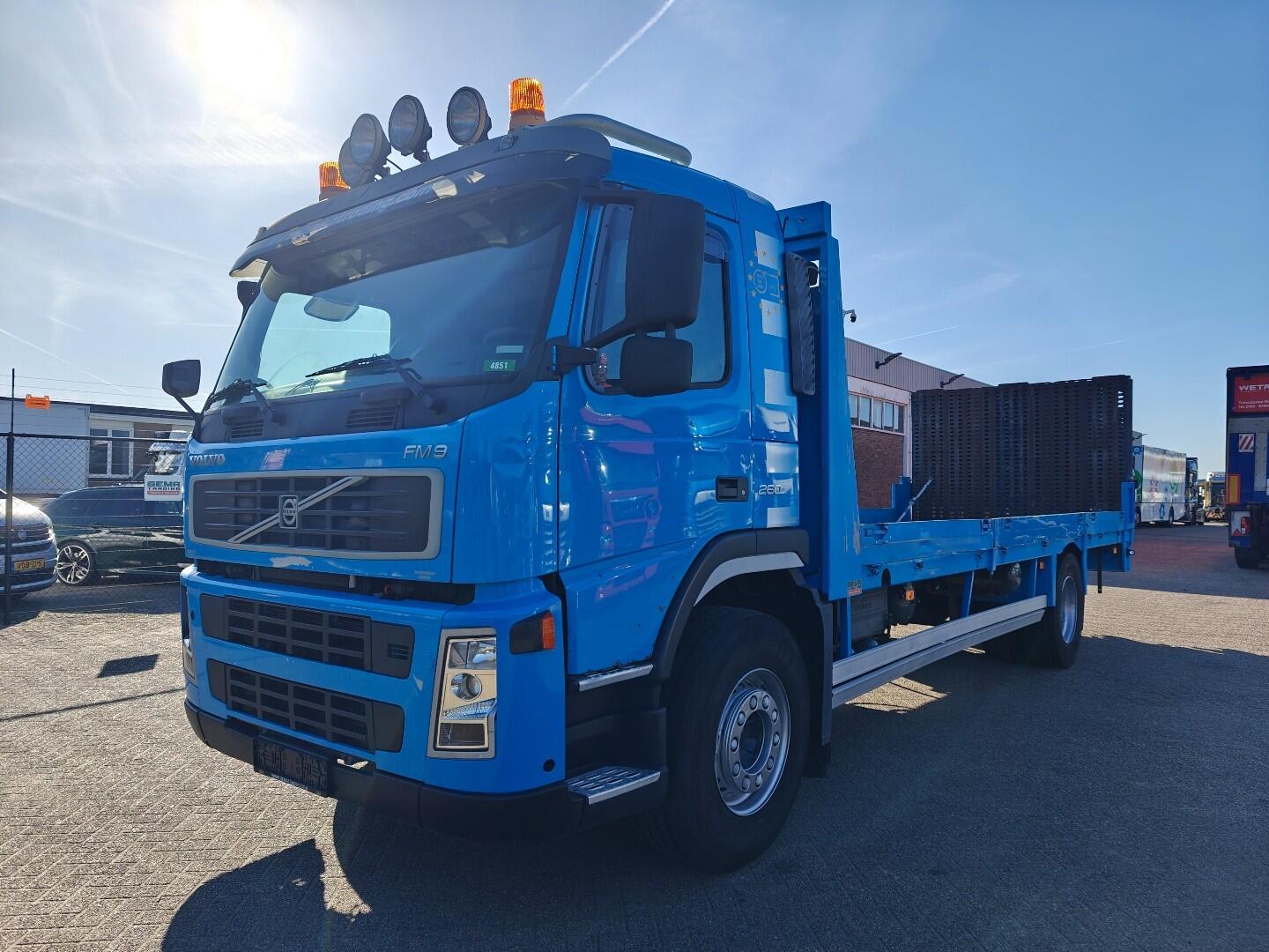 Volvo FM 260 4x2 Dagcab Euro4 - Oprijwagen/Machine Transporter 7.2m + Lier - Vangmuil | Vrachtwagens | Autotransporter