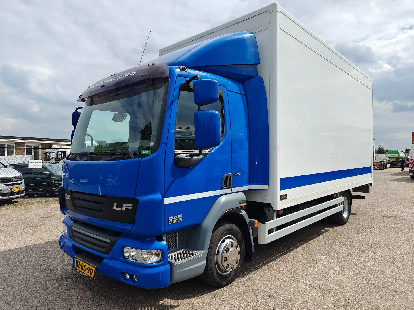 DAF FA LF45.220 4x2 Sleeper Euro5 EEV - GeslotenBak 5.4m + Laadklep 1500kg - HH vloer - ZijDeur - Opklapbed | Vrachtwagens | Gesloten bak