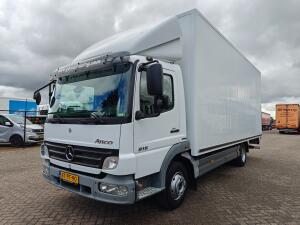 Mercedes-Benz ATEGO 816 4x2 DagCabine(3pers) Euro4 - GeslotenBak 6.3m + Laadklep 1500KG - ZijDeur - LatOmLat 11/2026 APK