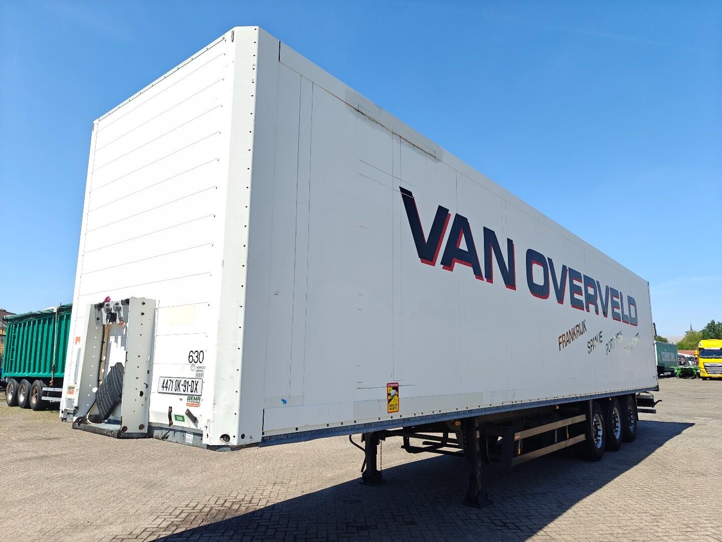 Schmitz SKO 24 Gesloten Opbouw 13,6 Meter - Gegalvaniseerd Chassis - 2 LiftAssen -  3Assen SAF - SchijfRemmen | Trailers | Gesloten bak