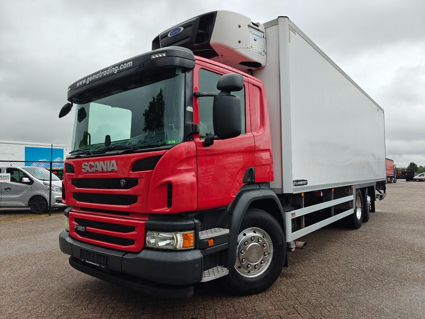 Scania P320 6x2/4 DagCabine Euro6C - KoelvriesBak Lamberet 8.4m + Carrier Supra1250 - VleesHaken + Dhollandia 1500KG | Vrachtwagens | Koel-vriestransport