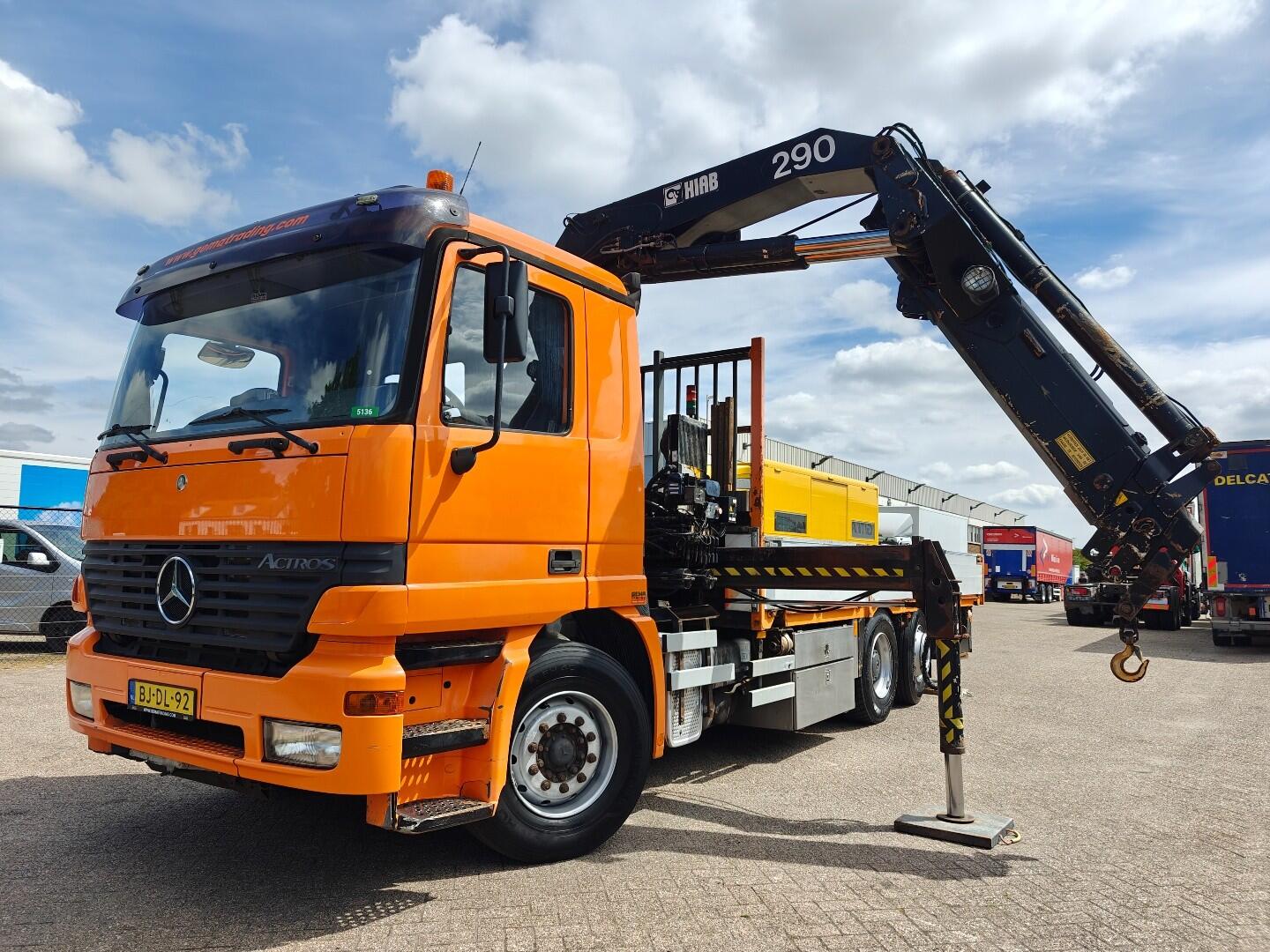 Mercedes-Benz Actros 2531 6x2/4 Dagcab Euro2 - 3 ped - OpenLaadbak 6.5m + Hiab 290-3 RadioGrafisch - Twistlocks - Vangmuil - 11/2026 APK | Vrachtwagens | Open laadbak