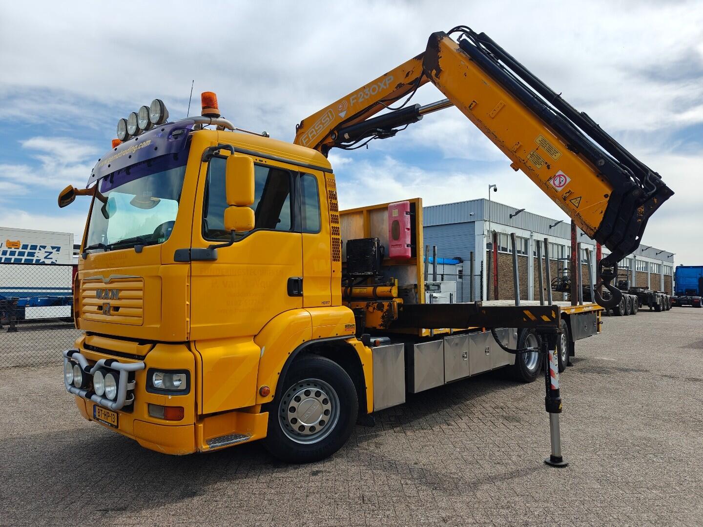MAN TGA 26.320 6x2/4 DagCabine Euro4 - OpenLaadBak 7m + Fassi F230-3 + VangMuilKoppeling - 02/2027 APK | Vrachtwagens | Open laadbak