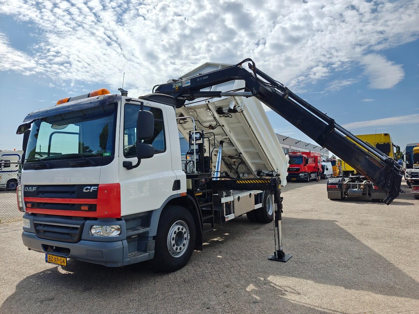 DAF FA CF75.250 4x2 DagCabine Euro 5 - 3 Zijdige VossenBelt Kipper + MileuKleppen  + Hiab 111BS-3 RadioGrafisch - 203.000 KM - Refurbished TOP! | Vrachtwagens | Kipper