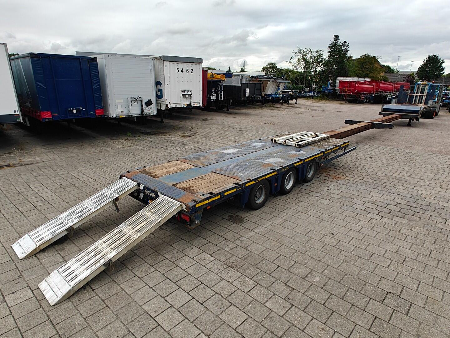 Nooteboom MC 04803VL 12,6 Meter Uitschuifbaar - Laagbed 86 CM -  3 BPW StuurAssen Hydraulisch - TwistLocks - 25 CM Verbreedbaar - 05/2027 APK | Trailers | Semi-dieplader