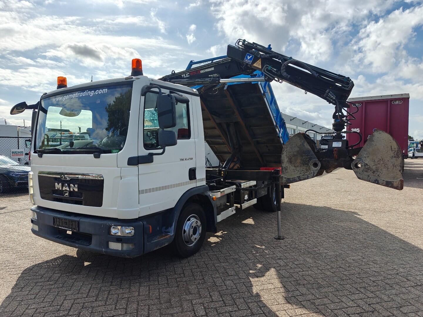 MAN TGL 12.250 4x2 DagCabine Euro5 - Terex 65.2 + Tizmar Grijper + Remote Control - Forez Kipper - Vol Blad - SmartTacho V2 | Vrachtwagens | Kipper